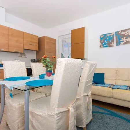 Two-bedroom In Okrug Gornji Iv *