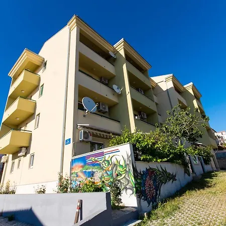 Apartment Two-bedroom In Okrug Gornji Iv