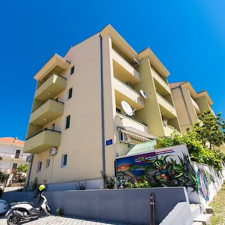 Apartment Two-bedroom In Okrug Gornji Iv